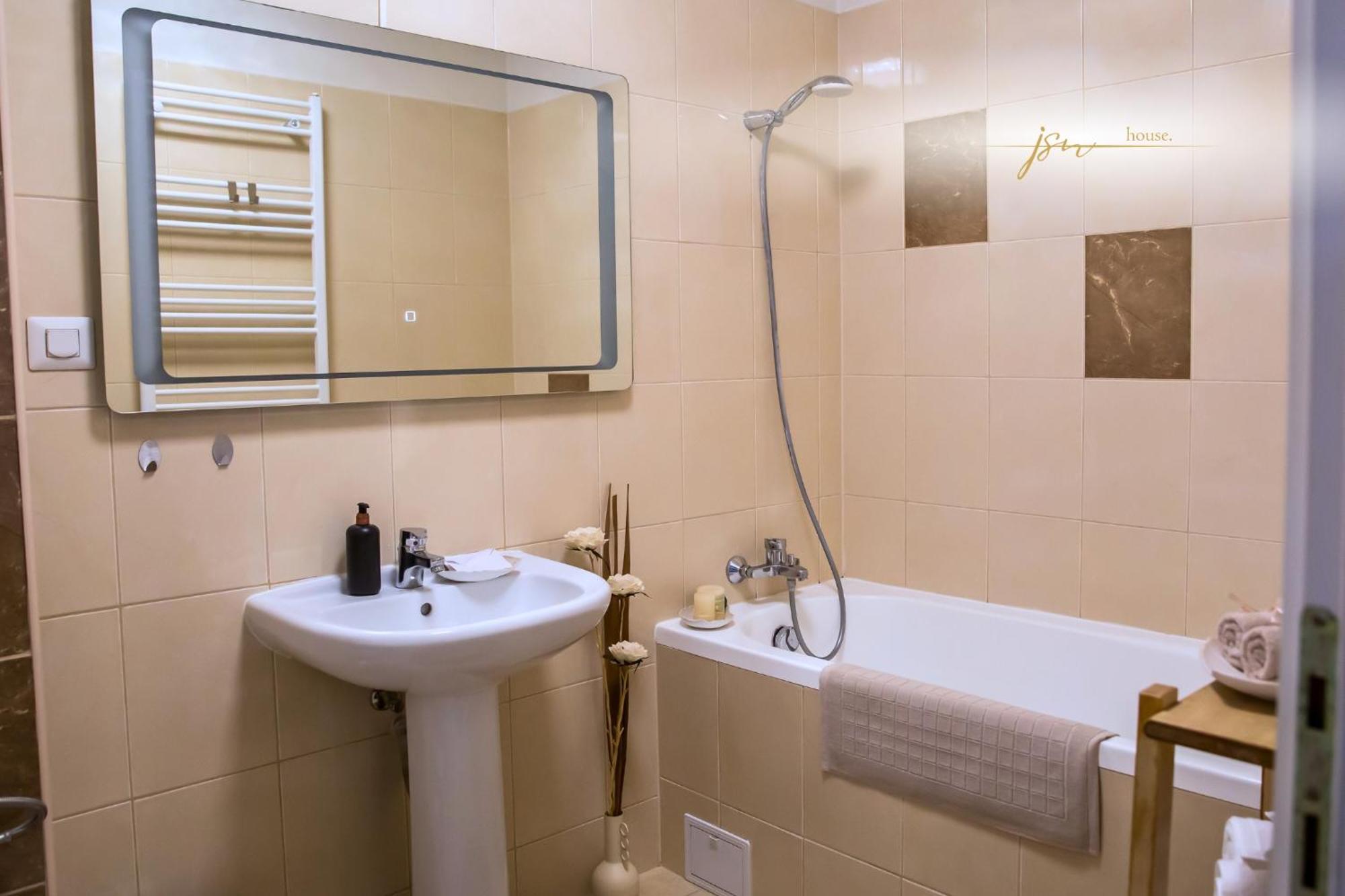 Jsn House - Private Parking & Premium Services Bucureşti Ngoại thất bức ảnh